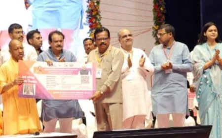 मुख्यमंत्री ने शिक्षक कैशलेस चिकित्सा योजना का किया शुभारंभ, बिजनौर के डॉ. पी.के. सिंह को सौंपा प्रतीकात्मक कार्ड