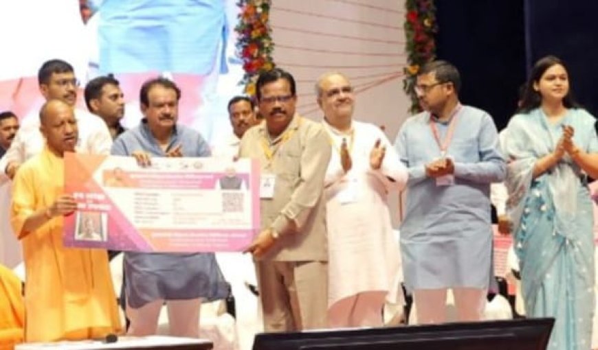 मुख्यमंत्री ने शिक्षक कैशलेस चिकित्सा योजना का किया शुभारंभ, बिजनौर के डॉ. पी.के. सिंह को सौंपा प्रतीकात्मक कार्ड