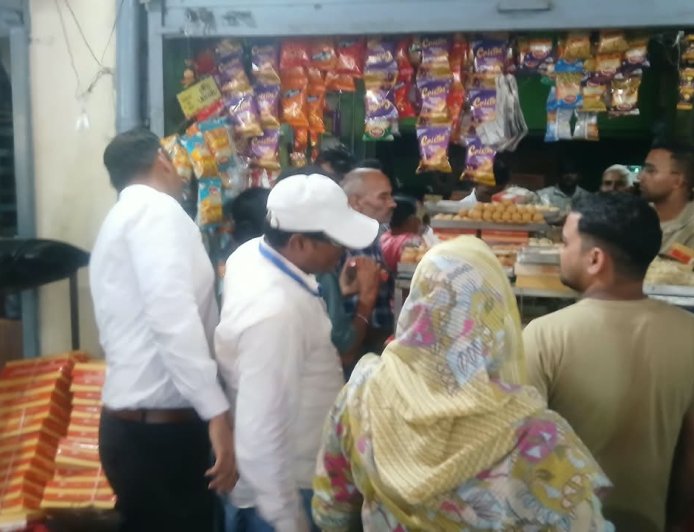 नहटौर में खाद्य सुरक्षा विभाग की छापेमारी, खराब रसगुल्ले कराए नष्ट