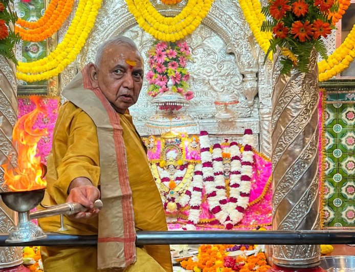 सिंह पर सवार अष्टभुजा धारण कर कूष्माण्डा स्वरुप में* 
