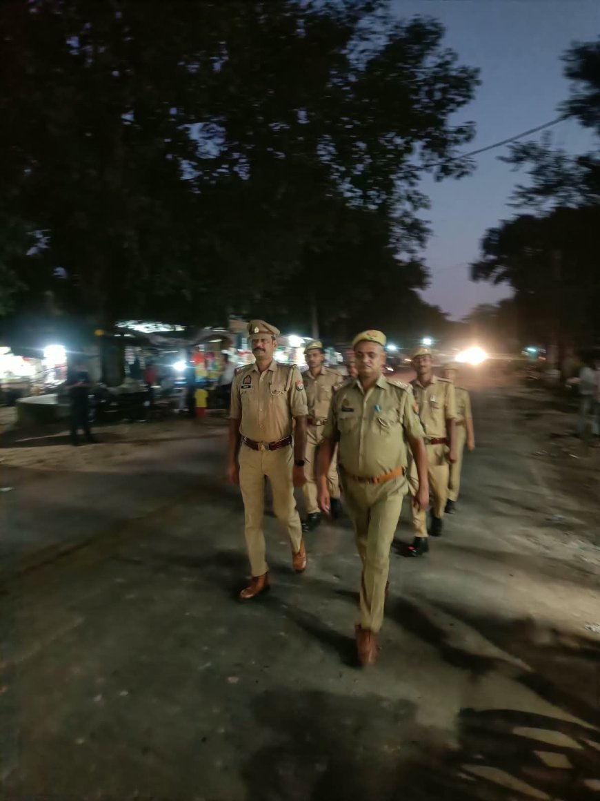 टोडीफतेहपुर में थाना प्रभारी निरीक्षक पवन जायसवाल ने किया पैदल गश्त, सुरक्षा व्यवस्था का लिया जायजा