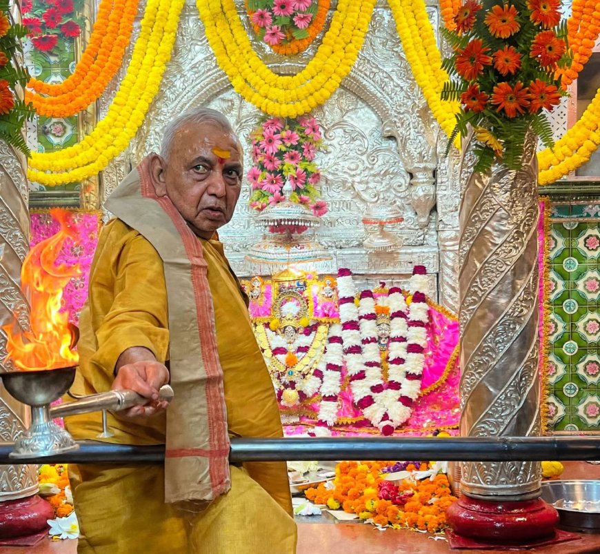 सिंह पर सवार अष्टभुजा धारण कर कूष्माण्डा स्वरुप में* 